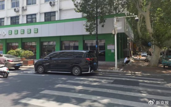 席薇曾供职的某银行郑州纬二路支行，如今已成为农产品展销中心一部分。其在13年间虚构理财产品，诈骗客户9000余万元。新京报记者 程亚龙 摄