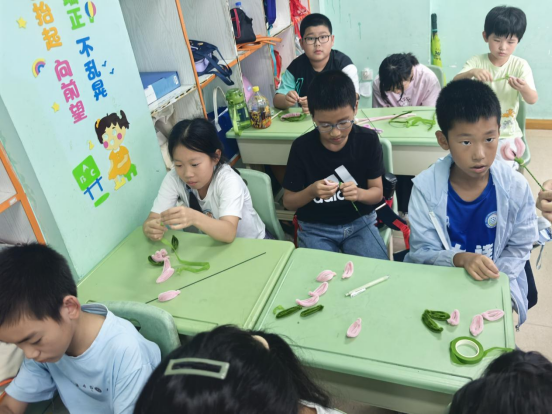 启牛配资 虹桥社区开展指尖生花 童梦飞扬”手工扭扭花制作活动